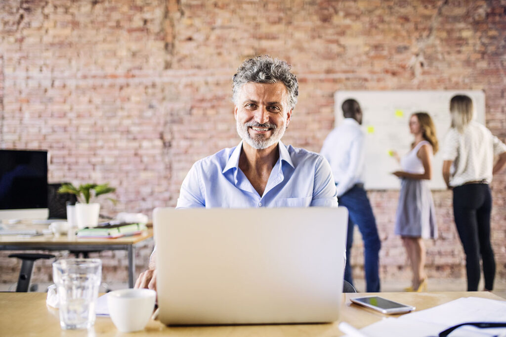 lächelnder-Geschäftsmann-website-envato