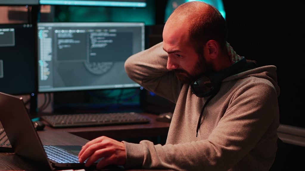 Softwareentwickler, der sich mit Rückenbeschwerden beschäftigt, Envato 1400